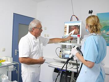 Peter Schmied arbeitet seit 36 Jahren als fachärztlicher Internist in seiner Praxis in Burgkunstadt. Die Entwicklungen im Gesundheitssystem beobachtet er mit Sorge.  Foto: Jürgen Gärtner