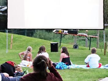 Gut 100 Zuschauer hatte die Filmvorführung im Freibad vergangenes Jahr. Am 24. August wird "Jumanji" zu sehen sein. Foto: Archiv/Klaschka