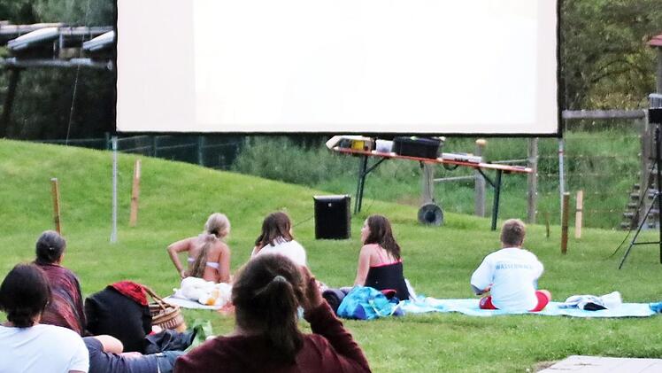 Gut 100 Zuschauer hatte die Filmvorführung im Freibad vergangenes Jahr. Am 24. August wird "Jumanji" zu sehen sein. Foto: Archiv/Klaschka