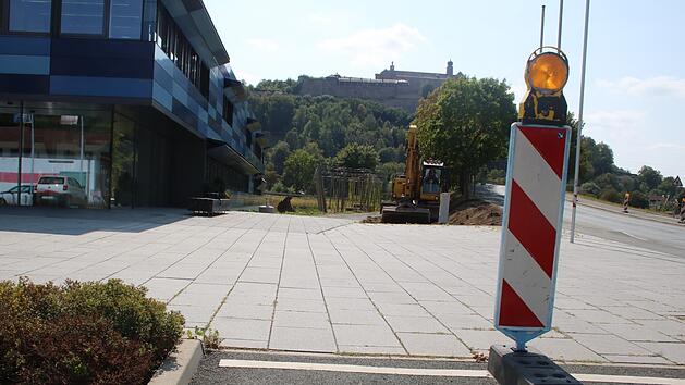Die gelbe Markierung bezeichnet den Rand der Behelfsstra&szlig;e, &uuml;ber die w&auml;hrend der Bauarbeiten im Bereich der Kreuzung Hofer Stra&szlig;e/Kettelerstra&szlig;e der Verkehr rollen soll.Foto: Katrin Geyer