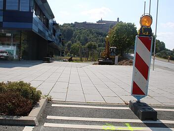 Die gelbe Markierung bezeichnet den Rand der Behelfsstraße, über die während der Bauarbeiten im Bereich der Kreuzung Hofer Straße/Kettelerstraße der Verkehr rollen soll.Foto: Katrin Geyer