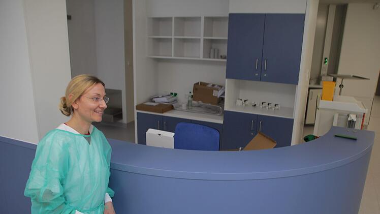 In die Räume der neuen Intensivstation am Kreiskrankenhaus St. Anna in Höchstadt   wurde millionenschwer investiert. Im Bild: Pflegedienstleiterin Bianca Dotterweich Foto: Christian Bauriedel