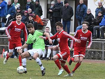 Mit gleich  drei Gerolzhofenern nimmt es hier Ramsthals Nico Morper auf.Hopf