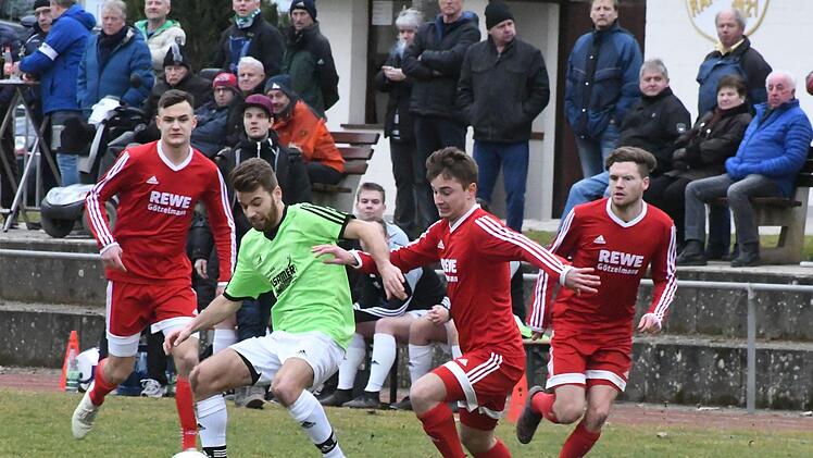 Mit gleich  drei Gerolzhofenern nimmt es hier Ramsthals Nico Morper auf.Hopf
