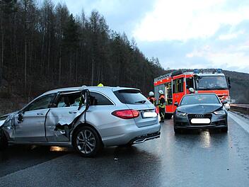 Ein Auffahrunfall ereignete sich am fr&uuml;hen Montagabend auf der A7 in Fahrtrichtung Fulda kurz vor der kurz vor der Ausfahrt Bad Br&uuml;ckenau/ Volkers. Foto:   Feuerwehr Bad Br&uuml;ckenau/ Sebastian Gerr
