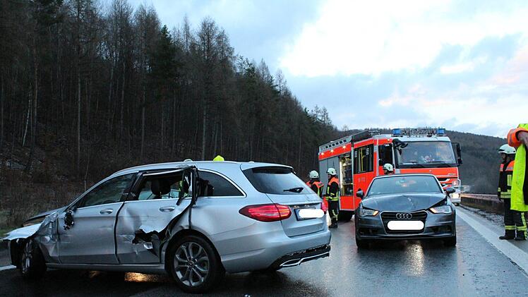 Ein Auffahrunfall ereignete sich am fr&uuml;hen Montagabend auf der A7 in Fahrtrichtung Fulda kurz vor der kurz vor der Ausfahrt Bad Br&uuml;ckenau/ Volkers. Foto:   Feuerwehr Bad Br&uuml;ckenau/ Sebastian Gerr