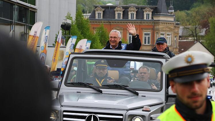 Innenminister Joachim Herrmann führt mit OB Henry Schramm und Polizeipräsident Alfons Schieder der Motorradkorso an.Monika Limmer