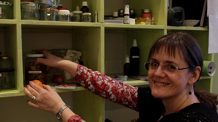 Bettina Lichtlein setzt sich seit etwa fünf Jahren mit alternativen Haushaltsmitteln auseinander. Der selbst gemachte Orangenreiniger ist ihr Anfängertipp: "Orangenschalen nicht einfach wegwerfen, sondern in ein Glas geben und mit Essig auffüllen. Nach sechs Wochen abseihen. Dann kann man ihn als Bad- und Küchenreiniger benutzen."  Foto: Marieke Fiala
