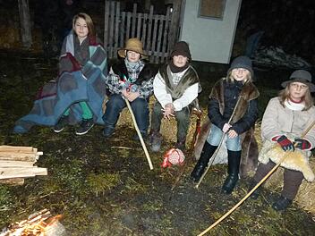 Die Hirten wärmen sich an einem Feuer, bis ihnen der Engel erscheint.