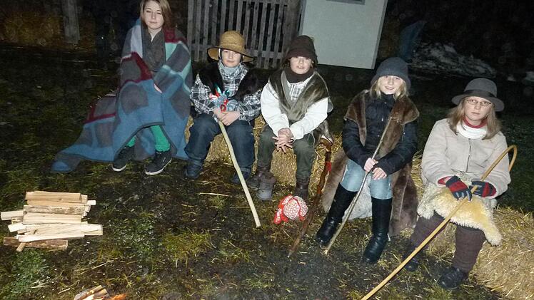 Die Hirten wärmen sich an einem Feuer, bis ihnen der Engel erscheint.