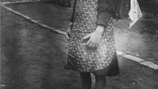 Und Silvias Mutter Annemarie bei ihrem ersten schulgang in Bad Kissingen im Jahre 1925.