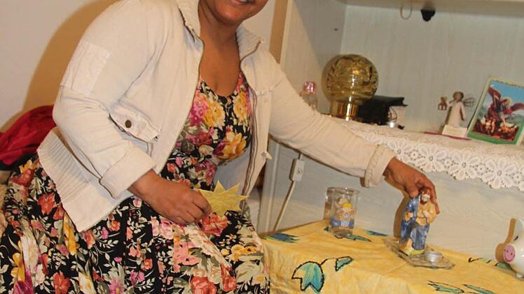 Metesebia Kefle hat sich ihr Zimmer, das sie sich mit einer Freundin teilt, wohnlich eingerichtet: Metesebia Kefle ist sehr gläubig und hat überall christliche Gegenstände. Metesebia Kefle erzählt, dass sie mit einem Messer schwer verletzt worden ist, weil sie mit dem politischen Regime in Äthiopien nicht klar kam.