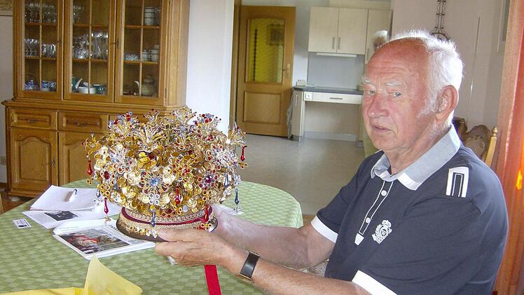 Gregor Forster aus Neunkirchen am Brand ist einer der letzte im Landkreis Forchheim, der traditionelle Brautkronen aus Metall kreiert. Foto: Petra Malbrich
