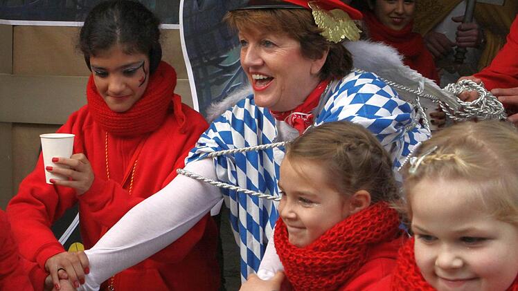 Bürgermeisterin Brigitte Meyerdierks alias Aloisius wird von den jüngsten Gardistinnen gefesselt aus dem gestürmten Rathaus geführt. Foto: Thomas Dill