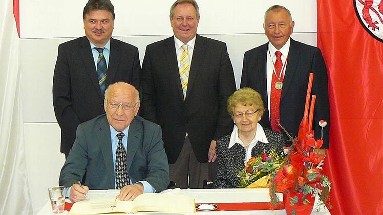 Eintrag von Andreas Rieß ins Goldene Buch der Gemeinde Untersteinach. Foto: Klaus-Peter Wulf