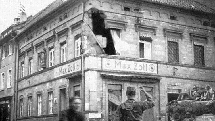Das Geschäft Max Zoll am Markplatz in Hammelburg wurde 1945 von einer amerikanischen Granate getroffen. Foto: Archiv Peter Zoll