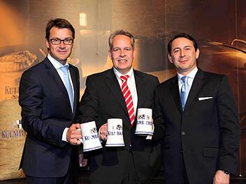 Der Vorstand der Kulmbacher Brauerei AG (von links) freut sich über ein positives Ergebnis: Jörg Lehmann (Technik), Markus Stodden (Marketing und Vertrieb, Sprecher) und Otto Zejmon (Finanzen). Foto: Kul,mbacher Brauerei