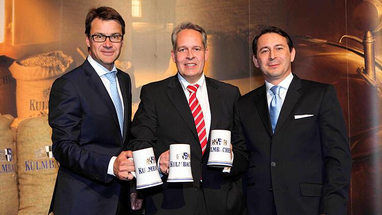Der Vorstand der Kulmbacher Brauerei AG (von links) freut sich über ein positives Ergebnis: Jörg Lehmann (Technik), Markus Stodden (Marketing und Vertrieb, Sprecher) und Otto Zejmon (Finanzen). Foto: Kul,mbacher Brauerei