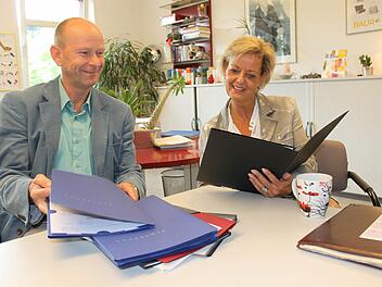 Vertrauen in das Urteil des anderen: Baur-Personalchefin Sabine Kratochwil überlässt das Sichten von Bewerbungsunterlagen für Ausbildungsplätze in der Regel dem für diesen Bereich Verantwortlichen Max-Josef Weismeier (links). Beiden ist die Authentizität der Bewerber wichtig. Foto: R. Popp