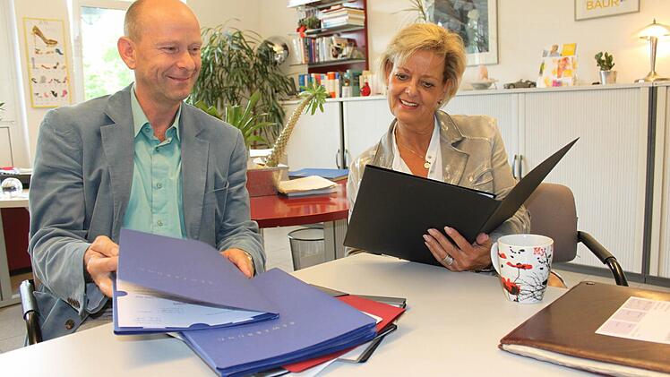 Vertrauen in das Urteil des anderen: Baur-Personalchefin Sabine Kratochwil überlässt das Sichten von Bewerbungsunterlagen für Ausbildungsplätze in der Regel dem für diesen Bereich Verantwortlichen Max-Josef Weismeier (links). Beiden ist die Authentizität der Bewerber wichtig. Foto: R. Popp