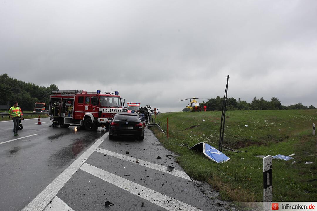 Maserati ueberschlaegt sich auf der A9 - Fahrer schwer verletzt