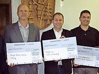 Die Übergabe der Spenden aus der Karl-und-Herta-Schröder-Stiftung im Rathaussaal in Weitramsdorf (von links): Wolfgang Bauersachs, Juergen Beninga, Holger Hassel, Christian Gunsenheimer und Hartmut Braune-Bezold Foto: Doris Weidner