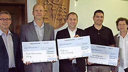 Die Übergabe der Spenden aus der Karl-und-Herta-Schröder-Stiftung im Rathaussaal in Weitramsdorf (von links): Wolfgang Bauersachs, Juergen Beninga, Holger Hassel, Christian Gunsenheimer und Hartmut Braune-Bezold Foto: Doris Weidner