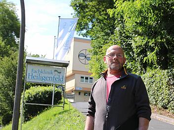 Wolfgang Erich Zimmermann vor der Fachklinik Heiligenfeld, in der er nach gutem Start ein jähes Ende seiner Therapie erlebte. Foto: Ralf Ruppert