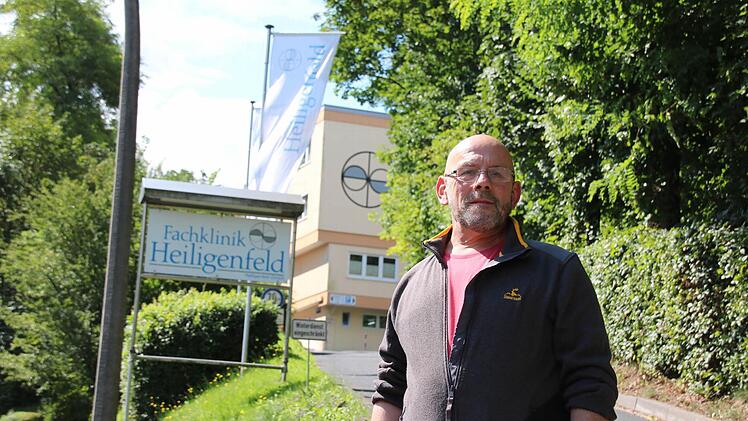 Wolfgang Erich Zimmermann vor der Fachklinik Heiligenfeld, in der er nach gutem Start ein jähes Ende seiner Therapie erlebte. Foto: Ralf Ruppert