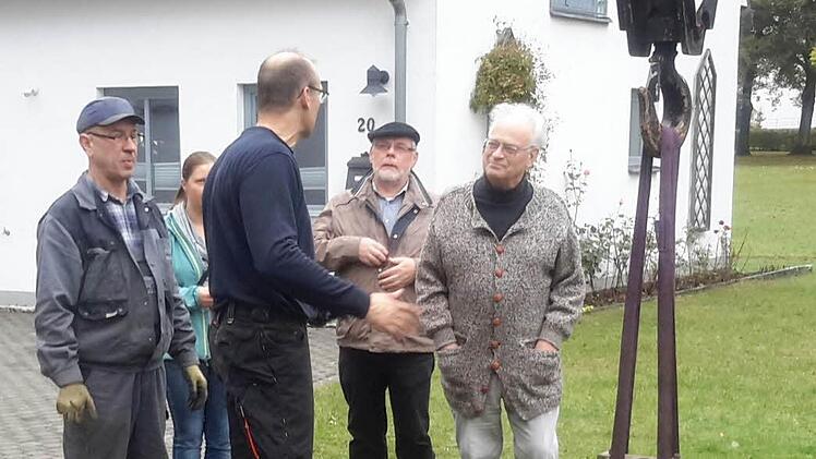 Die schadhaften Glocken aus Eisen sind "gelandet". Die beteiligten Fachleute und Mitglieder des Glockenausschusses freuen sich über die gelungene Aktion. Foto: Rolf Pralle