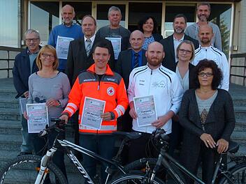 Die Sieger und Spender beim Stadtradeln zusammen mit Bürgermeister Bernd Reisenweber.  Foto: Lothar Weidner