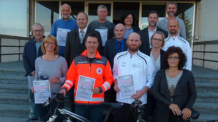 Die Sieger und Spender beim Stadtradeln zusammen mit Bürgermeister Bernd Reisenweber.  Foto: Lothar Weidner