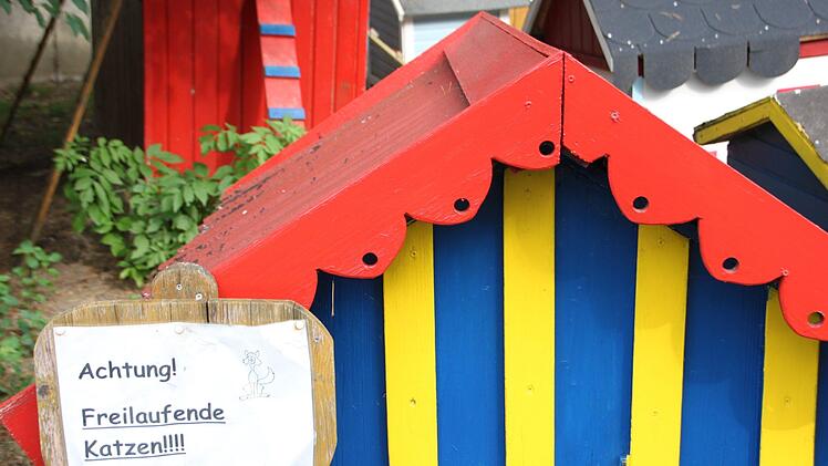 Überall stehen bunte Katzenhäuser in der Wannigsmühle.Heike Beudert