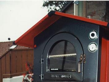 Der Holzbackofen des Bockleter Backofenvereins wird rege genutzt. Foto:  Maria Schmitz