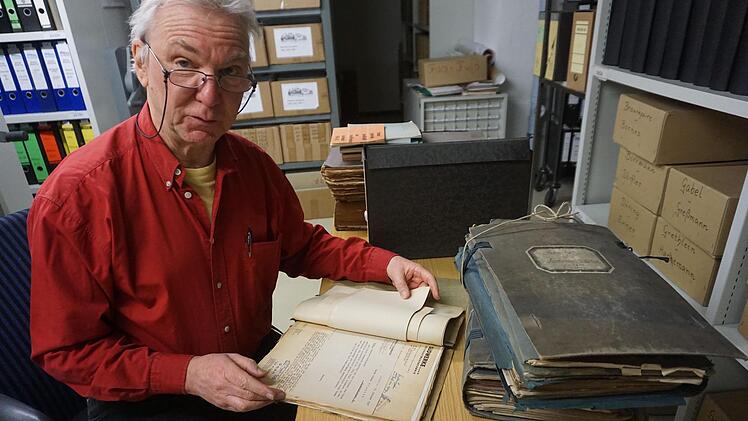 Ekkehard Hübschmann bei der Recherche im Stadtarchiv von KulmbachWolfgang Schoberth