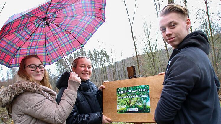 Vanessa Schröter, Alisa Gruner und Yannick Voigt von der Eberner Realschule haben sich bereits ein Stück "Klimawald" reserviert. Foto: Hirschberg