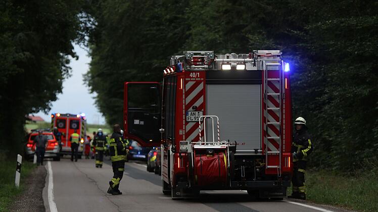 Mit Reh kollidiert: Motorradfahrer schleudert in Waldst&uuml;ck