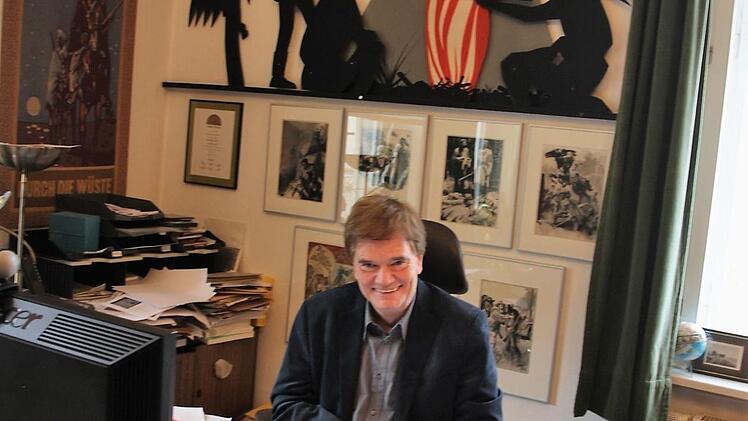 Bernhard Schmid an seinem Schreibtisch. Fuchs