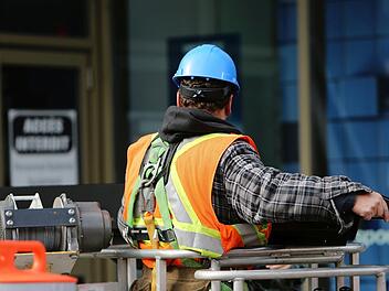 In Steinsfeld ist ein Arbeiter schwer verletzt worden. In Steinsfeld ist ein Arbeiter schwer verletzt worden.