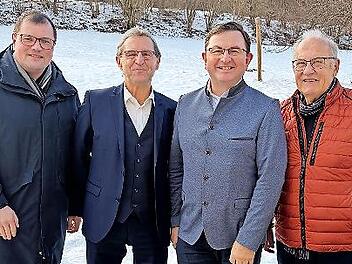Von links: Pfarrer Florian Stark, Helmuth Ochs, B&uuml;rgermeister Alwin Gebhardt, Eduard N&ouml;th, Vorsitzender des Vereins &bdquo;Kunst und Musik im Schlosspark Unterleinleiter&ldquo;.