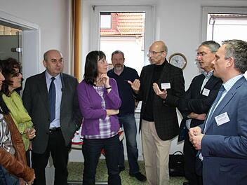 Walter Schweinsberg (Mitte), Geschäftsführer der Mediengruppe Oberfranken, im Gespräch mit  den Lesern. Rechts davon Redaktionsleiter Paul Ziegler und Alexander Subat, Geschäftsführer der Saale-Zeitung.