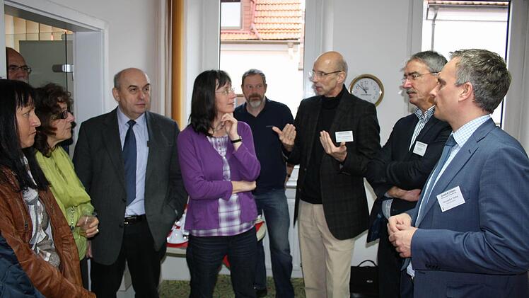 Walter Schweinsberg (Mitte), Geschäftsführer der Mediengruppe Oberfranken, im Gespräch mit  den Lesern. Rechts davon Redaktionsleiter Paul Ziegler und Alexander Subat, Geschäftsführer der Saale-Zeitung.