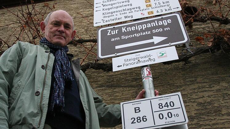 Horst Hoffmann aus Greuth ist dafür verantwortlich dafür, dass Wanderer rund um Castell wissen, wo es langgeht. Ehrenamtlich hat er sich um die Beschilderung gekümmert.  Foto: Sabine Paulus