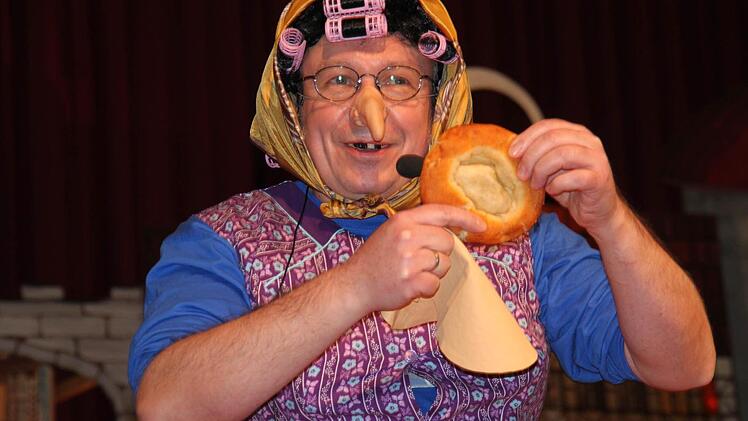 Zum Schieflachen: Wolfgang Baumann aus Knellendorf bei Kronach als Krapfen backendes Unikum "Houdeles-Kunni".