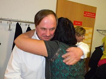 Der neue Bürgermeister Gerhard Riediger bei seiner Ankunft im Sportheim, wo die Wahlparty stattfand.  Foto: Lengenfelder