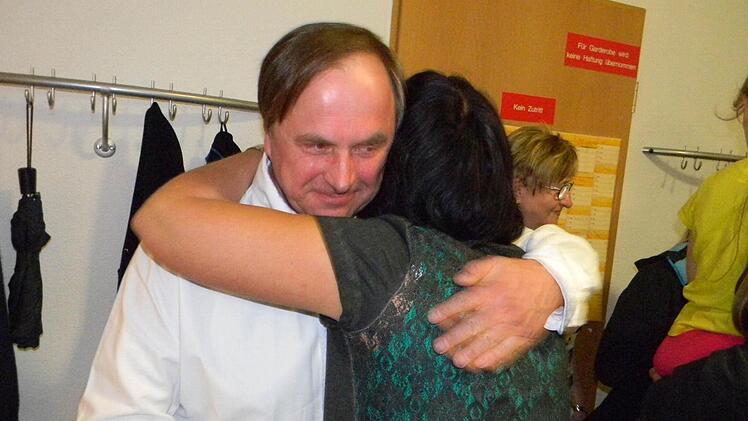 Der neue Bürgermeister Gerhard Riediger bei seiner Ankunft im Sportheim, wo die Wahlparty stattfand.  Foto: Lengenfelder