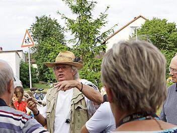 So kennt man Jochen Willecke als unermüdlichen Fachmann in Sachen Natur. Hier bei einer seiner regelmäßigen Storchen-Informationsveranstaltungen in diesem Sommer. Foto: Archiv/Arkadius Guzy