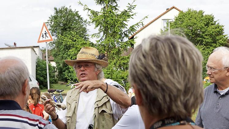 So kennt man Jochen Willecke als unermüdlichen Fachmann in Sachen Natur. Hier bei einer seiner regelmäßigen Storchen-Informationsveranstaltungen in diesem Sommer. Foto: Archiv/Arkadius Guzy