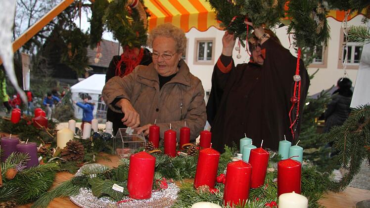 Adventsgestecke gibt es beim Weihnachtsmarkt vor der Villa der Geschwister-Gummi-Stiftung. Foto: Sonja Adam