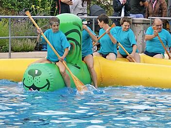 Obwohl sie in diesem Sommer besonders viel Arbeit hatten: Die Teilnahme am Doggy-Wettpaddeln ließen sich Klaus Oppelt (rechts) und sein Team vom Schwimmbad-Kiosk nicht nehmen. Der Wettbewerb gehört zum Kinosommer im Eltmanner Freibad.  Foto: Sabine Weinbeer